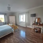 לינה וארוחת בוקר Ballnamona House 3*