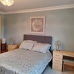 לינה וארוחת בוקר Ballnamona House