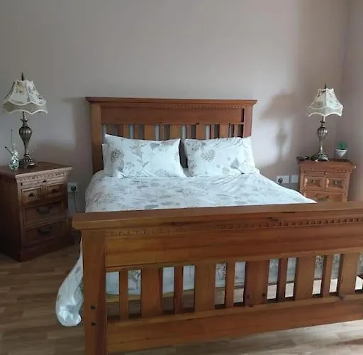 לינה וארוחת בוקר Ballnamona House