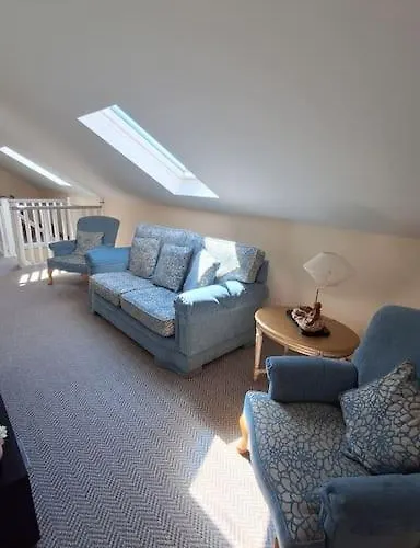 לינה וארוחת בוקר Ballnamona House