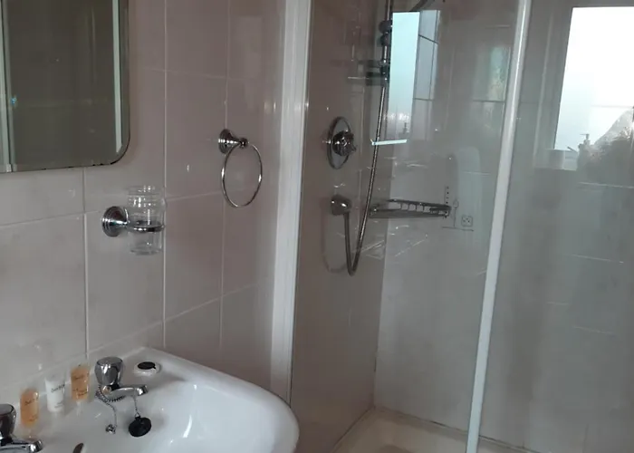 לינה וארוחת בוקר Ballnamona House קונג