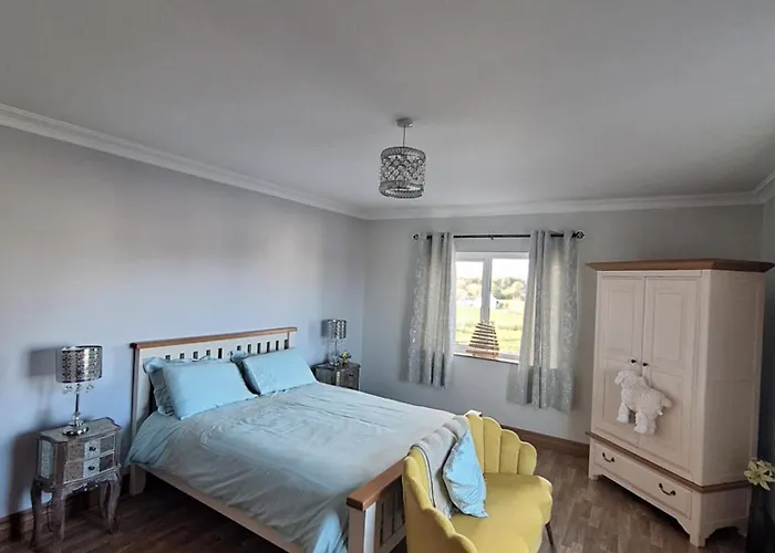 לינה וארוחת בוקר Ballnamona House