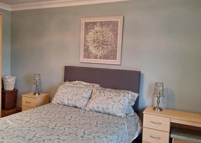 לינה וארוחת בוקר Ballnamona House