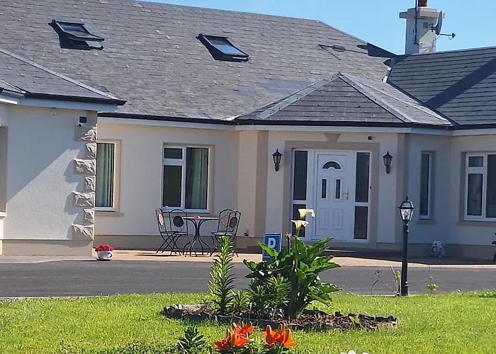 לינה וארוחת בוקר Ballnamona House 3*