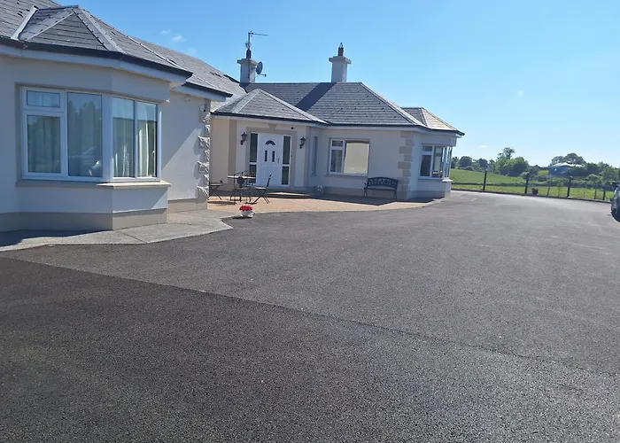 לינה וארוחת בוקר Ballnamona House קונג